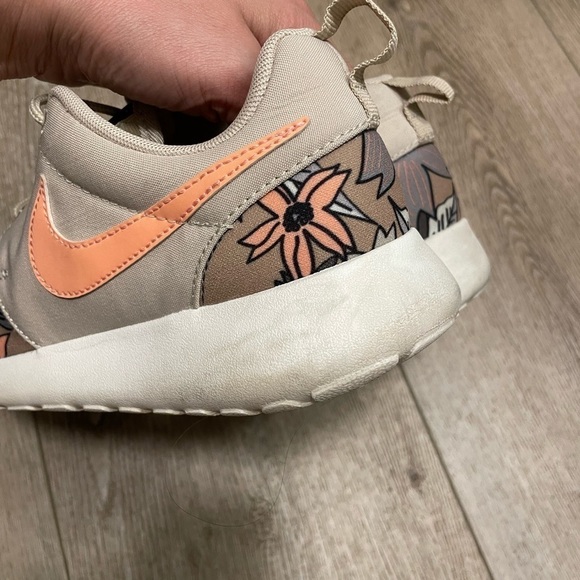 Nike Roshe Run Aloha shoes - Picture 4 of 10